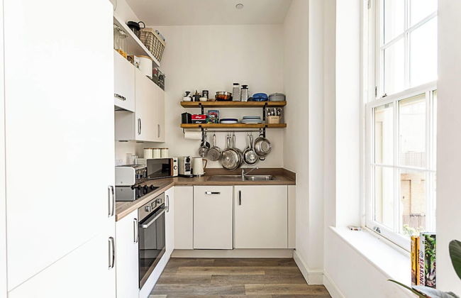 Contemporary Victorian Studio - Photo 8