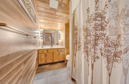 Lakeside Lodge - Lakefront home with private dock & hot tub - Foto 9