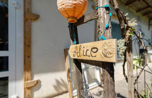 Hobbit Lounge - Photo 2