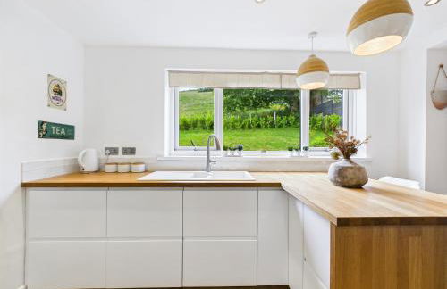 5-Bed Retreat with Hot Tub, Garden & Relaxing Views - Foto 29