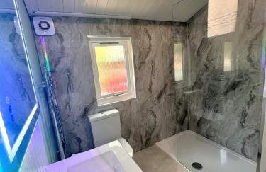 Snowdrop 13-Hot Tub-Woodlandlodges-Carmarthenshire - Foto 4