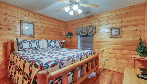 An Amazing View - 4 Bedrooms, 3.5 Baths, Sleeps 10 Cabin by RedAwning - Foto 5, Habitación