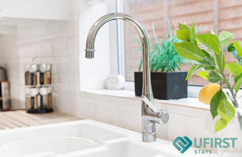 Delightful 3BR Home - Hot Tub - Near Castle, QMC - City Centre & Trent Bridge - Free WiFi & Parking - Sleeps 6 - Foto 43