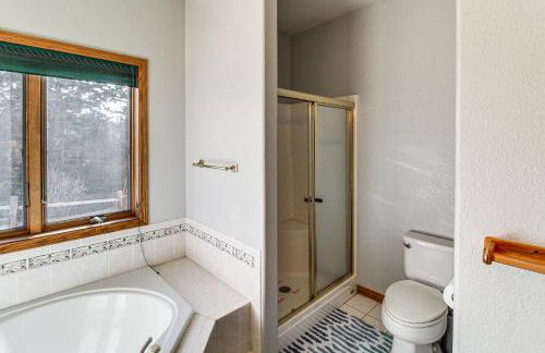 Deck with Lake Mac View! Spacious Family Retreat - Foto 13