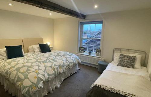 Large town centre apartment with parking - Photo 4