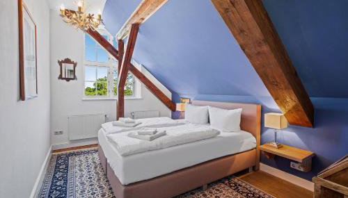 GUT KLETKAMP "Storchennest" - Ferienwohnung im Schlossturm mit 3 Schlafzimmern I Panorama-Turmzimmer mit Naturblick I Gemeinschaftsgarten I 15 Min zur Ostsee I Küche I Parkplatz I WLAN - Foto 2, towels