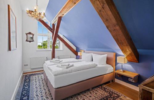 GUT KLETKAMP "Storchennest" - Ferienwohnung im Schlossturm mit 3 Schlafzimmern I Panorama-Turmzimmer mit Naturblick I Gemeinschaftsgarten I 15 Min zur Ostsee I Küche I Parkplatz I WLAN - Foto 2