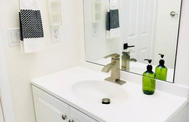 Modern 2BR Guest Suite with Kitchen, Free Parking, Fire Pit - 10 mins to SJC - Photo 20