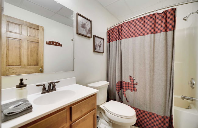 Woodland Oasis by Avantstay Hot Tub, Firepit, Walk to Lake - Photo 36