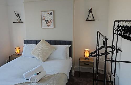 Large 4 Bed Home - Fast Wifi, Smart TV's & Free Parking - Near A66 - Foto 6