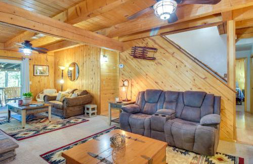 Hot Tub and Games! Lakeside Sherwood Forest Cabin - Foto 5