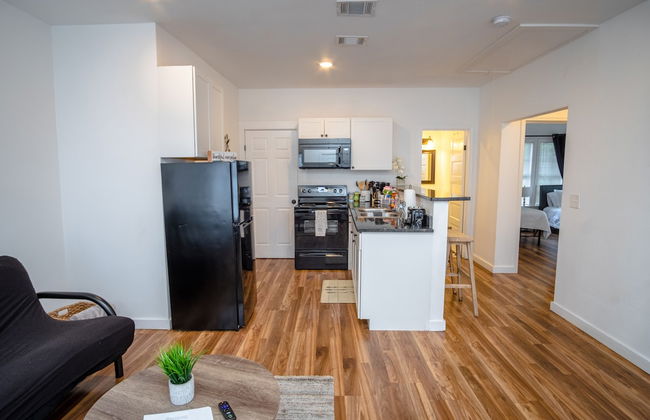 Downtown Remodeled Cozy 2br/1ba Home Sleeps 8 - Photo 8