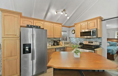 Spacious Retreat Fenced Yard Screened Deck - Photo 24