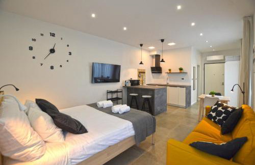 Black & White Studios - Photo 1