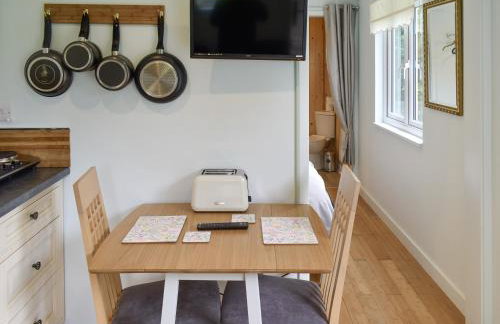 Shepherds Hut 3 At Laddingford - Uk32532 - Foto 3