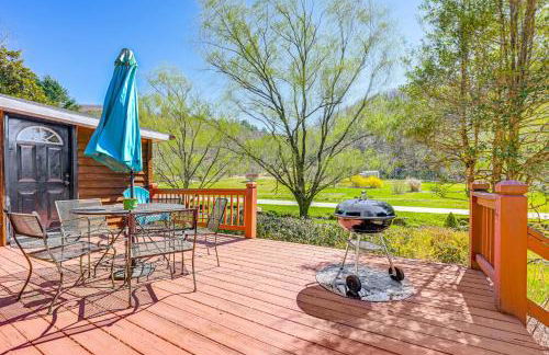 Fire Pit and Decks Creekside Cabin in Robbinsville - Foto 1