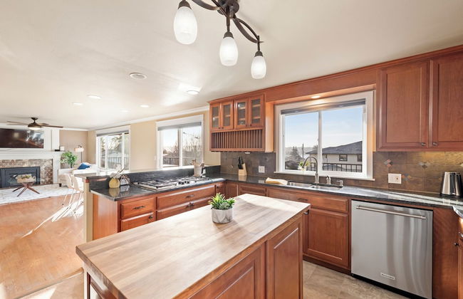 Renton Lakeside Oasis, Lakeview, 4B 2.5B, Spacious - Photo 10