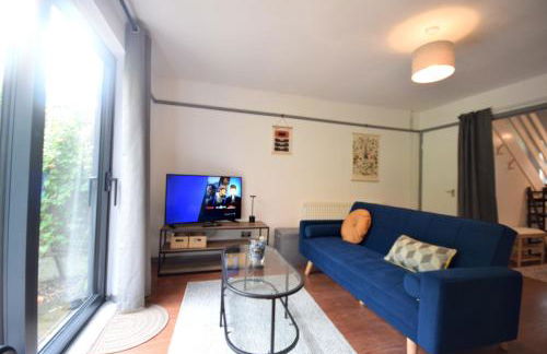 Stylish 1BR Retreat with Garden and Rustic Kitchen - Foto 6