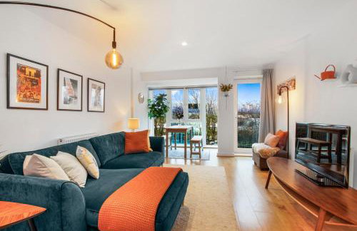 Stylish 2-Bed Apartment - Easy Access to London - Photo 4