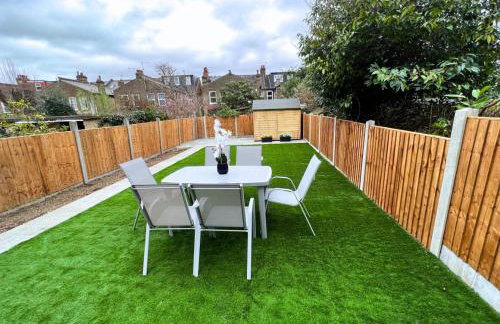 Aisiki Stays Apartments at Enfield, Airconditioned & Pet Friendly, Ground Floor, 3-Bedroom & 2-Bathroom Flat, King or Twin Beds with Garden, Free Wi-Fi and Parking Space - Foto 11