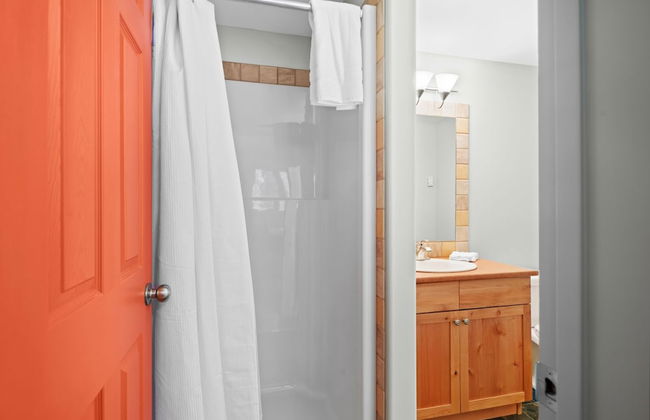 MODERN 4,500 sqft Ski Chalet: 5 Br + 6 Ba | Pool Table | Pool + PRIVATE Hot Tub - Photo 47