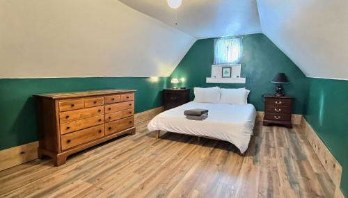 Gem Palace with Hot Tub Sauna - Photo 3