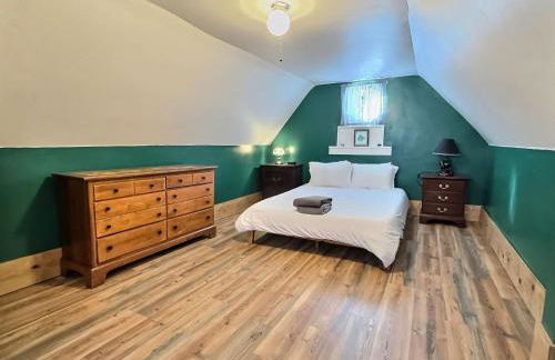 Gem Palace with Hot Tub Sauna - Photo 3