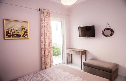 Plagia's Sunset Apartments - Photo 26