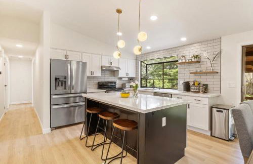 Spacious Modern Retreat w Game Room and Yard - Foto 12