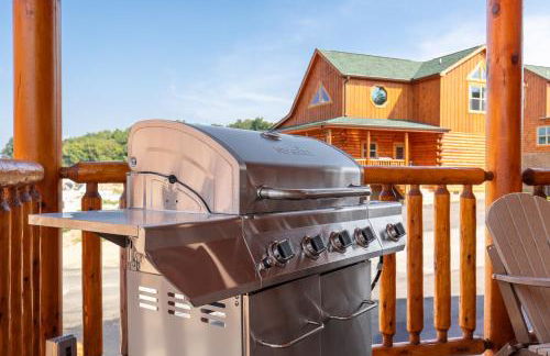 Smoky Bear Splash Top Rated Private Pool Cabin with Hot Tub, Mtn Views, Arcade Games, Excellent Location - Foto 18