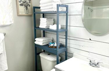 Bright & Airy 2BR 1BA Home Near The Riverfront - Foto 15