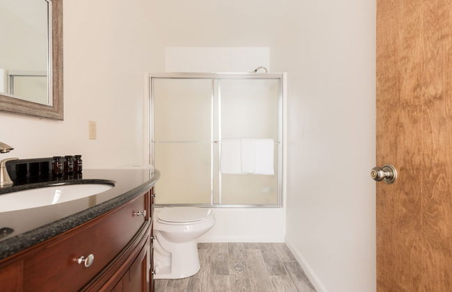 Wolfe by Avantstay 5mins Northstar w Hot Tub Fireplace 2 Private Decks - Photo 24