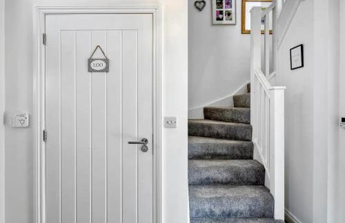 Modern Manchester House with Airport Links - Pass the Keys - Photo 24