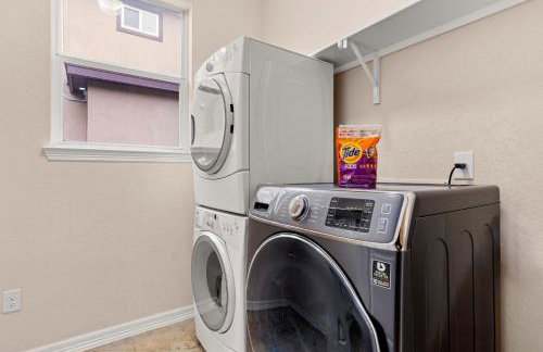 Randolph Central Location, 1-story, Chef Kitchen, Creekside - Foto 12