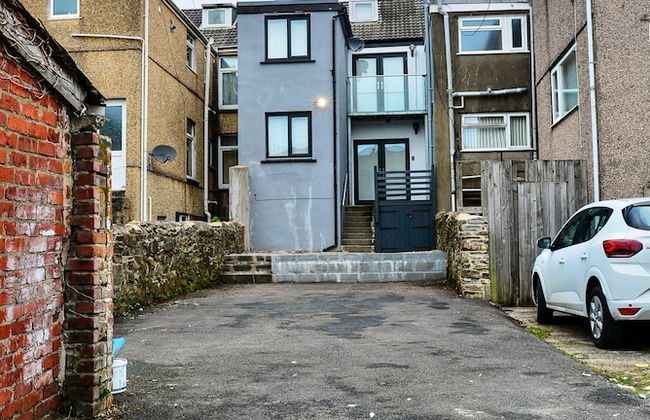 Skyline Immaculate 2-bed Apartment in Swansea - Photo 37