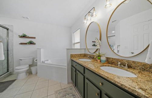 Stunning 4-bedroom Villa w/ Pool - Close to Disney Parks and Gulf Courses! - Photo 24