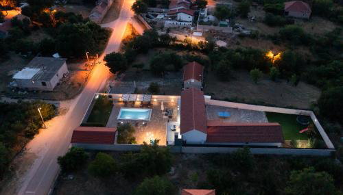 Villa Pietra- Modern rustic poolside oasis - Foto 5
