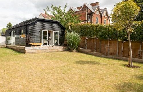 The Lodge - Elegant Comfort in a Peaceful Setting - Photo 31