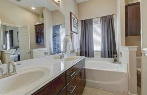 The Castle by the Lake with Pool and Balcony near Grandscape - Foto 113