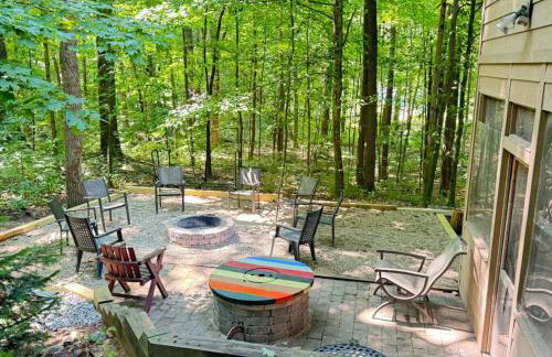 Woodshores Retreat - cozy retreat, hot tub, Lk MI - Photo 43