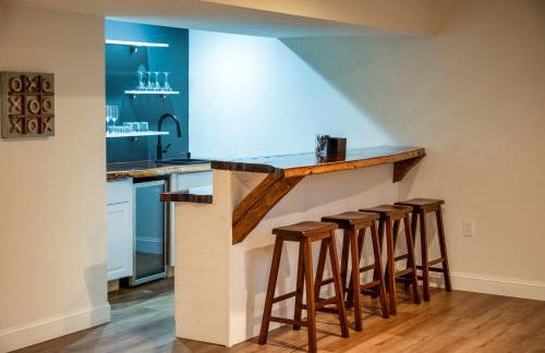 New Farmhouse, King Beds, Game Room, Hot Tub & View! - Foto 48