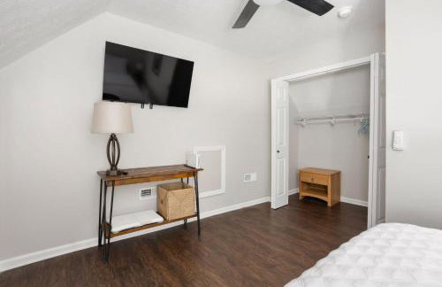 Chic 3BR Home with Fire Pit-Private Yard-Family Friendly - Foto 43