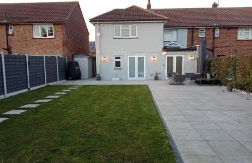 7 bed 3 bath M25 Long term Parking - Foto 1