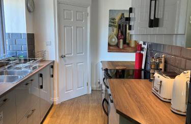 City Stay with Jacuzzi Gym Free Parking 2 Spaces - Photo 3