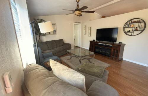 Lake View Home Community Pool in Riviera Heights - Foto 23