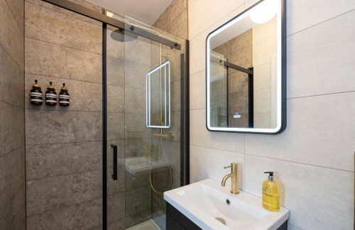 Luxury Spacious 3-Bed City Oasis Just 10 Mins from Centre with Free Parking - Foto 35