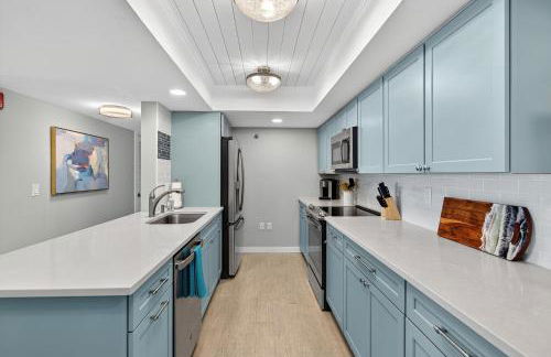 Renovated direct oceanfront condo with spacious balcony, heated pool, and garage parking - Foto 9