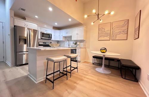 Quiet Community, Stylish Escape - Photo 15