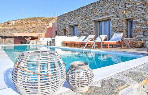 The Charming Waterfront Retreat, with a swimming pool & direct access to the sea, ideal for large families, or a group of friends - Foto 1