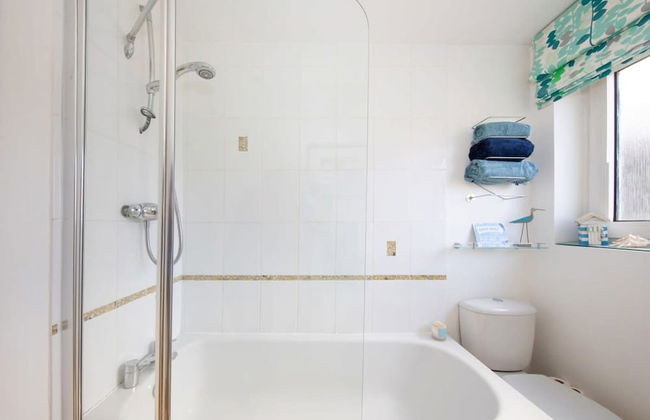 Sunny Modern Nr Beach Village w Parking - Photo 46